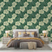 Une chambre élégante avec un papier peint floral vert profond et beige, aux motifs de grandes fleurs stylisées, créant une atmosphère apaisante et naturelle.