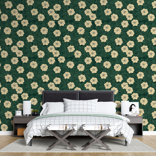 Une chambre moderne avec un papier peint floral vert foncé orné de grandes fleurs crème, créant une atmosphère tropicale et chaleureuse.