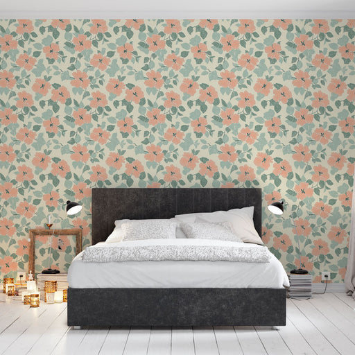 Une chambre moderne avec un papier peint floral aux motifs de fleurs roses et vertes sur fond clair, créant une atmosphère douce et accueillante.