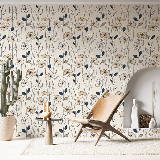 Une pièce lumineuse avec un papier peint floral aux motifs délicats en beige et bleu marine, créant une atmosphère douce et apaisante.