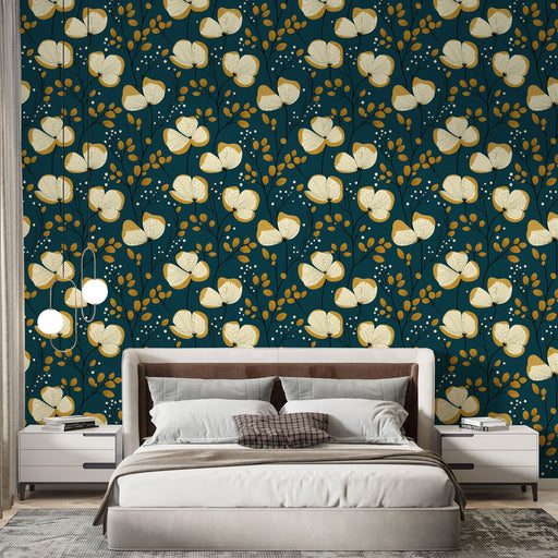 Une chambre moderne avec un papier peint floral bleu foncé orné de grandes fleurs blanches et de touches dorées, créant une ambiance chaleureuse et accueillante.