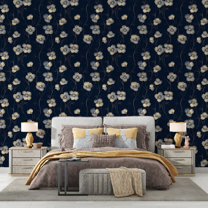 Une chambre élégante avec un papier peint floral bleu nuit et doré, présentant des motifs de fleurs délicates qui créent une ambiance chaleureuse et raffinée.