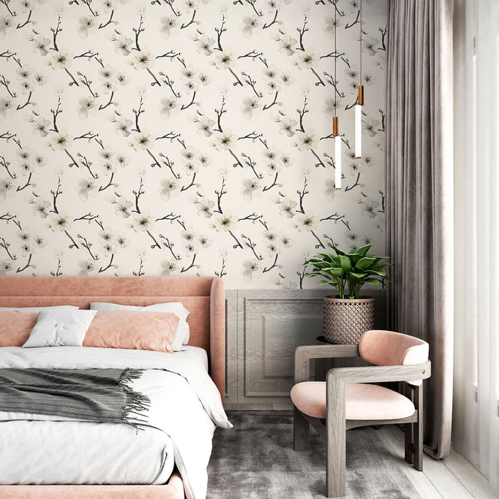 Une chambre élégante avec un papier peint floral aux motifs délicats de fleurs et de branches sur fond crème, créant une atmosphère apaisante et raffinée.