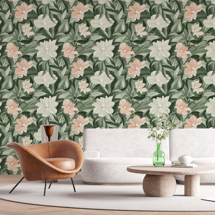 Un salon élégant avec un papier peint floral aux teintes vert foncé, crème et pêche, créant une atmosphère chaleureuse et naturelle.