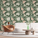 Un salon élégant avec un papier peint floral aux teintes vert foncé, crème et pêche, créant une atmosphère chaleureuse et naturelle.