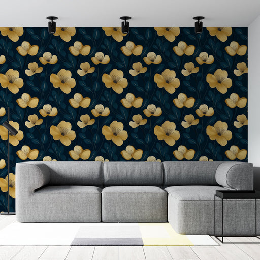 Un salon moderne avec un papier peint floral aux grandes fleurs dorées sur fond bleu nuit, créant une ambiance élégante et chaleureuse.