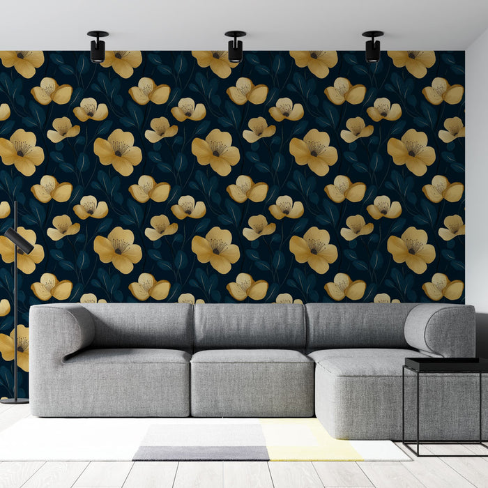 Un salon moderne avec un papier peint floral aux grandes fleurs dorées sur fond bleu nuit, créant une ambiance élégante et chaleureuse.