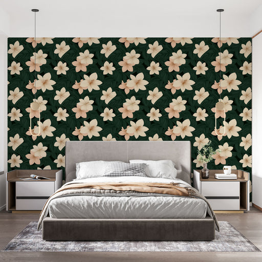 Une chambre moderne avec un papier peint floral aux grandes fleurs crème sur fond vert foncé, créant une atmosphère chaleureuse et apaisante.