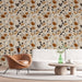 Un salon moderne avec un papier peint floral aux teintes chaudes de beige, orange et marron, créant une ambiance accueillante et naturelle.