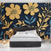 Papier peint floral avec fleurs et feuillages découpés en papier jaune et bleu pour chambre moderne.