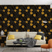 Un salon contemporain avec un papier peint floral noir et jaune aux motifs de fleurs stylisées, créant une atmosphère chaleureuse et élégante.