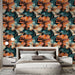 Une chambre moderne avec un papier peint floral aux grandes fleurs orange et crème sur fond turquoise, créant une ambiance chaleureuse et dynamique.