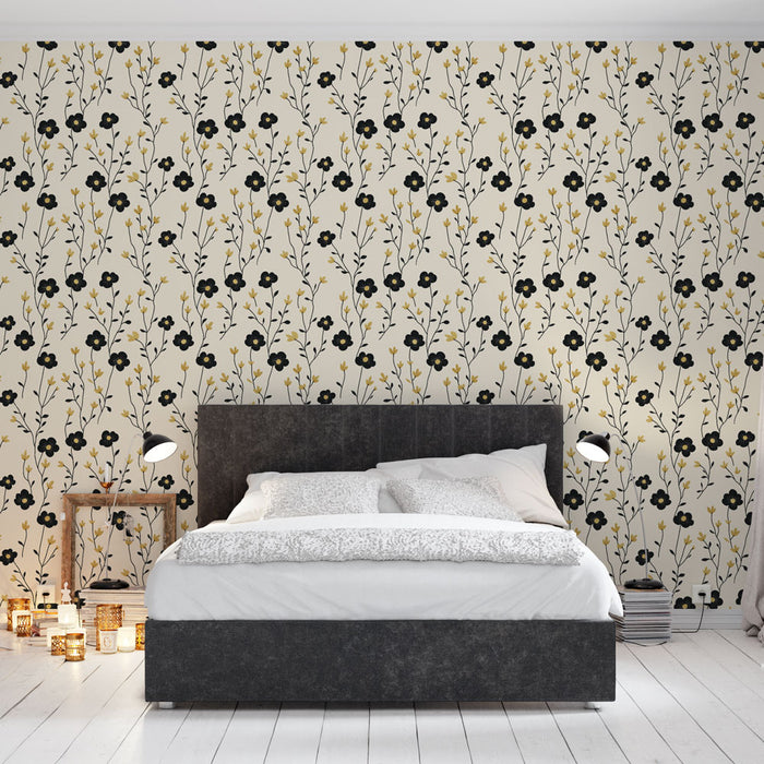 Une chambre moderne avec un papier peint floral aux motifs noirs et dorés sur fond crème, créant une atmosphère élégante et chaleureuse.