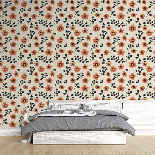 Une chambre moderne avec un papier peint floral beige orné de fleurs orange et de feuillages noirs, créant une atmosphère chaleureuse et accueillante.