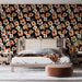 Une chambre moderne avec un papier peint floral aux teintes pêche et crème sur fond noir, créant une atmosphère chaleureuse et élégante.