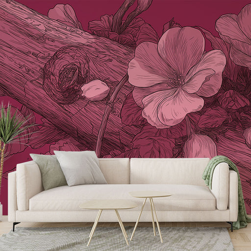 Un salon moderne avec un papier peint aux motifs floraux stylisés sur fond bordeaux, créant une atmosphère chaleureuse et artistique.