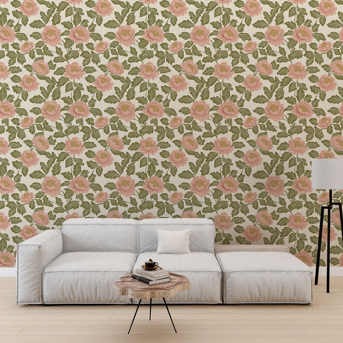 Un salon lumineux avec un papier peint floral aux motifs de roses roses et feuillages verts sur fond crème, créant une atmosphère douce et accueillante.