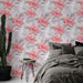 Une chambre moderne avec un papier peint floral aux grandes fleurs roses sur fond de feuillage délicat, créant une ambiance douce et apaisante.