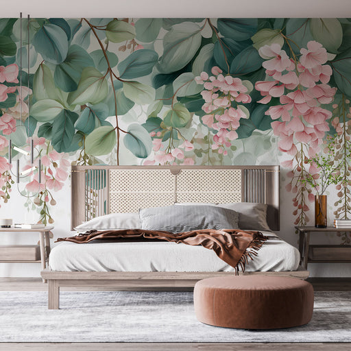 Une chambre moderne avec un papier peint floral aux grandes feuilles vertes et des fleurs roses délicates, créant une atmosphère apaisante et naturelle.