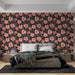 Une chambre moderne avec un papier peint floral noir orné de grandes fleurs corail et de feuillages, créant une atmosphère chaleureuse et accueillante.