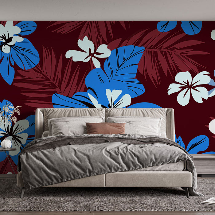 Une chambre moderne avec un papier peint tropical aux motifs floraux bleus et blancs sur fond bordeaux, créant une ambiance vivante et chaleureuse.