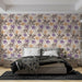 Une chambre moderne avec un papier peint floral aux motifs de fleurs violettes et orange sur fond crème, créant une atmosphère chaleureuse et accueillante.