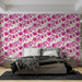 Une chambre moderne avec un papier peint floral aux motifs vibrants de fleurs roses et blanches sur fond clair, créant une ambiance joyeuse et accueillante.