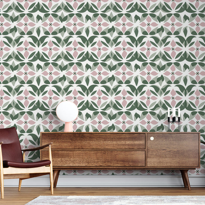 Une salle de séjour avec un papier peint aux motifs floraux géométriques dans des teintes de vert, rose et crème, créant une ambiance douce et accueillante.