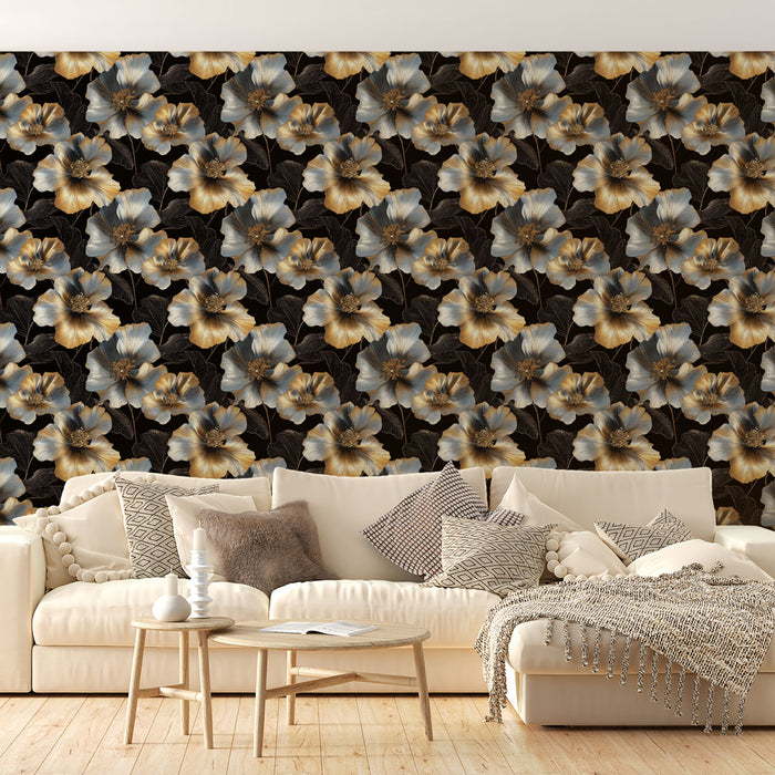 Un salon élégant avec un papier peint floral aux grandes fleurs dorées et bleues sur fond noir, créant une atmosphère sophistiquée et chaleureuse.