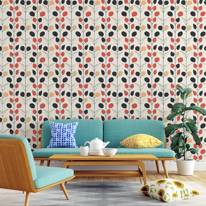 Un salon lumineux avec un papier peint aux motifs floraux stylisés en noir, rouge et beige sur fond clair, créant une ambiance moderne et chaleureuse.