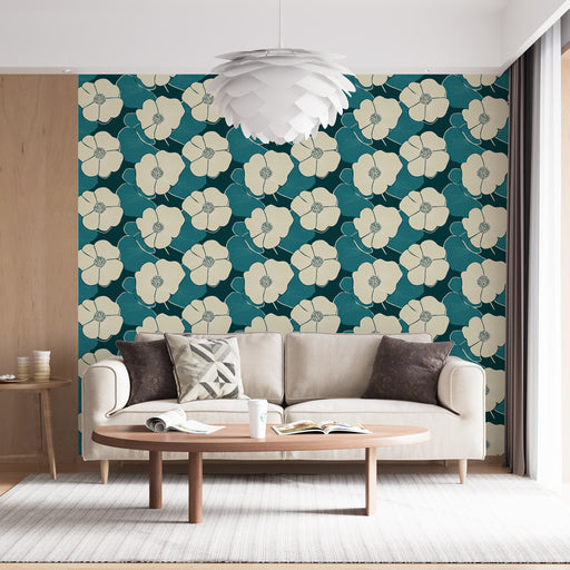 Un salon moderne avec un papier peint floral aux grandes fleurs crème sur fond bleu-vert, créant une ambiance fraîche et accueillante.