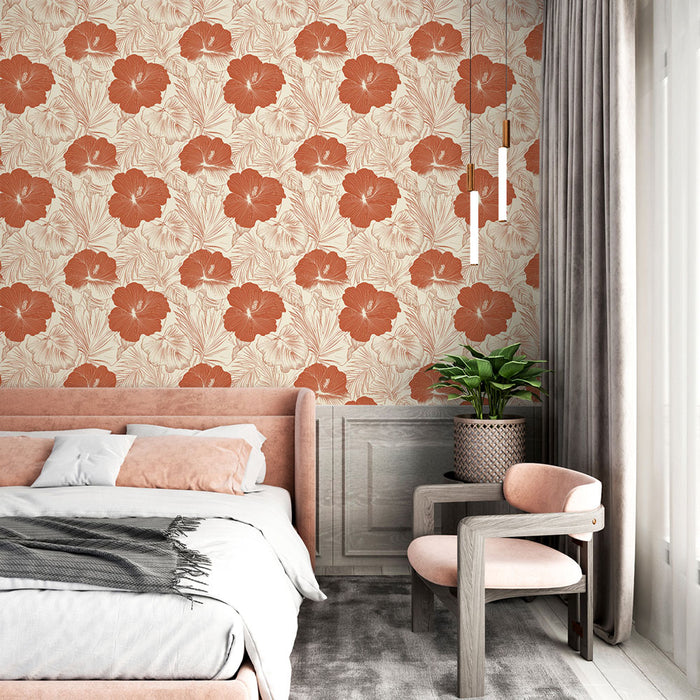 Une chambre élégante avec un papier peint floral aux grandes fleurs rouges sur fond beige, créant une atmosphère chaleureuse et accueillante.