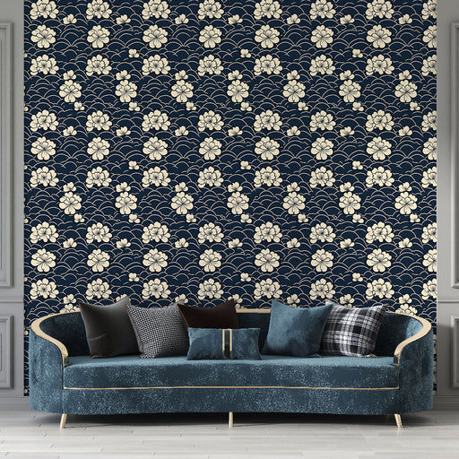 Un salon élégant avec un papier peint navy orné de fleurs crème sur fond ondulé, créant une atmosphère apaisante et raffinée.