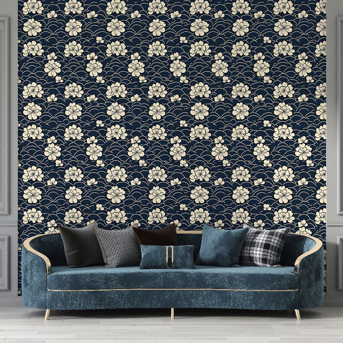 Un salon élégant avec un papier peint navy orné de fleurs crème sur fond ondulé, créant une atmosphère apaisante et raffinée.
