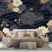 Papier peint floral japonais avec motifs ondulés et fleurs délicates dorées sur fond navy pour chambre élégante