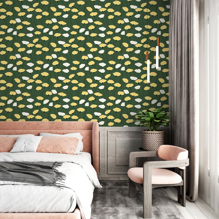 Une chambre moderne avec un papier peint floral vert foncé orné de fleurs jaunes et blanches, créant une ambiance fraîche et accueillante.