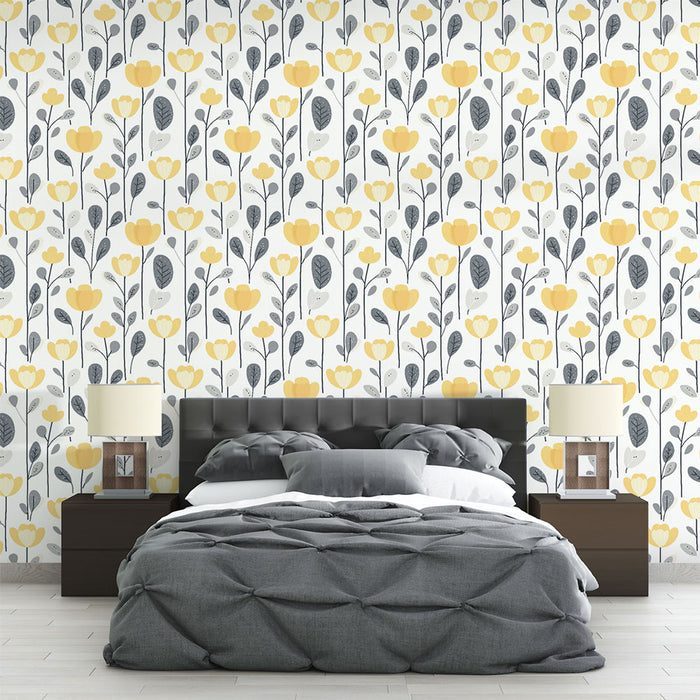Une chambre moderne avec un papier peint floral aux motifs de fleurs jaunes et feuillages gris sur fond blanc, créant une ambiance fraîche et joyeuse.