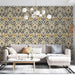 Un salon moderne avec un papier peint floral aux motifs jaunes et noirs sur fond clair, créant une ambiance chaleureuse et accueillante.