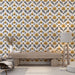 Une pièce lumineuse avec un papier peint floral aux motifs jaunes et noirs sur fond blanc, dégageant une atmosphère chaleureuse et accueillante.