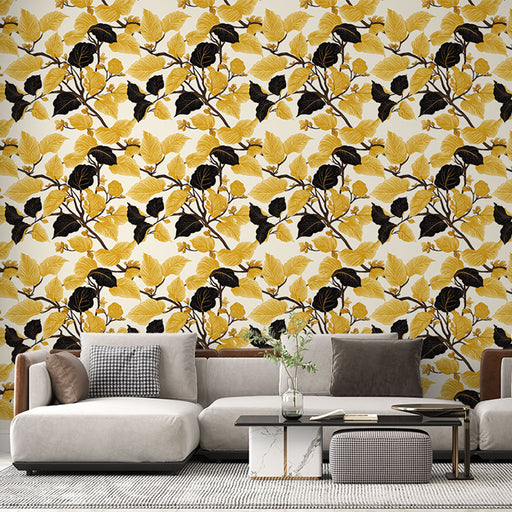 Un salon moderne avec un papier peint floral aux motifs de feuilles jaunes et noires sur fond clair, créant une atmosphère chaleureuse et dynamique.