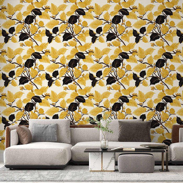 Un salon moderne avec un papier peint floral aux motifs de feuilles jaunes et noires sur fond clair, créant une atmosphère chaleureuse et dynamique.