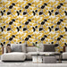 Un salon moderne avec un papier peint floral aux motifs de feuilles jaunes et noires sur fond clair, créant une atmosphère chaleureuse et dynamique.