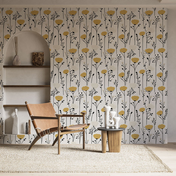 Une pièce lumineuse avec un papier peint floral aux motifs de fleurs jaunes et noires sur fond clair, créant une atmosphère chaleureuse et accueillante.