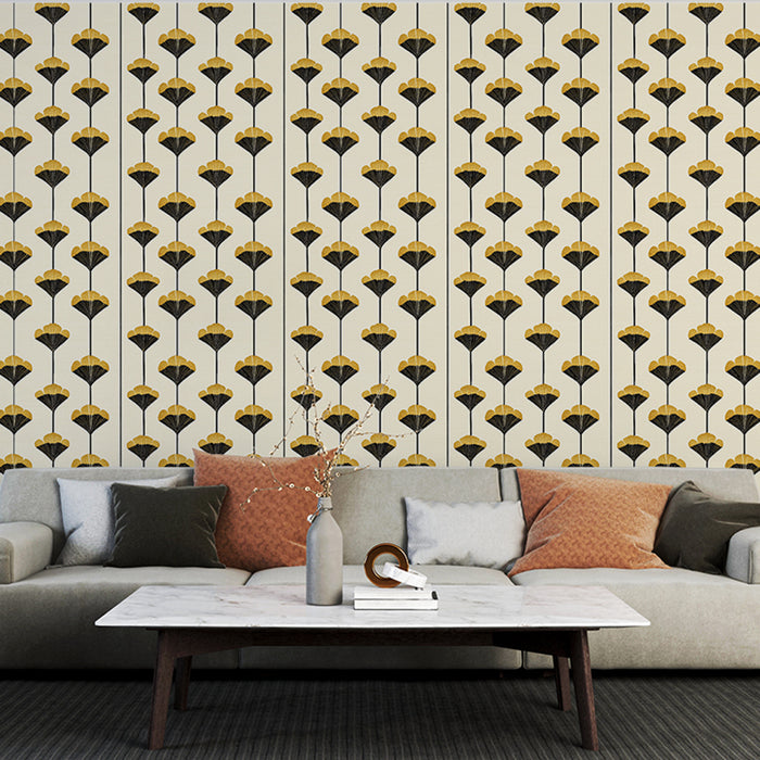 Un salon moderne avec un papier peint aux motifs floraux stylisés en noir et jaune sur fond crème, créant une ambiance élégante et chaleureuse.