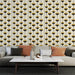 Un salon moderne avec un papier peint aux motifs floraux stylisés en noir et jaune sur fond crème, créant une ambiance élégante et chaleureuse.
