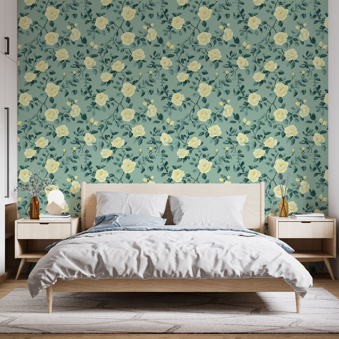 Une chambre lumineuse avec un papier peint floral aux roses jaunes sur fond vert, créant une atmosphère douce et romantique.