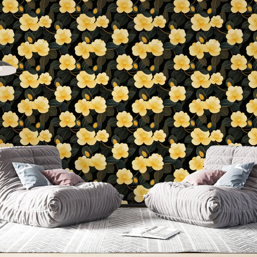 Une pièce moderne avec un papier peint floral jaune sur fond noir, créant une ambiance chaleureuse et accueillante, agrémentée de fauteuils confortables.