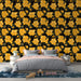 Une chambre élégante avec un papier peint floral aux grandes fleurs jaunes sur fond noir, créant une atmosphère chaleureuse et vivifiante.
