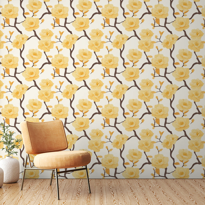 Une chambre lumineuse avec un papier peint floral aux grandes fleurs jaunes sur fond clair, créant une atmosphère joyeuse et accueillante.