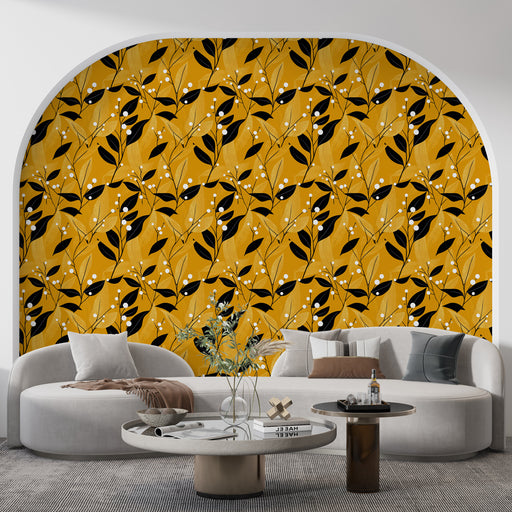 Un salon contemporain avec un papier peint aux motifs floraux noirs et blancs sur fond jaune, créant une atmosphère chaleureuse et dynamique.